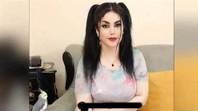 يجلس نور يشاهد احد الافلام الاجنبية المث.يرة وقد انتصف الليل تقريبا.
