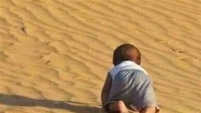 قصة_حقيقيه_لطفل_يحبو_فى الصحراء