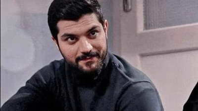 أبوك اتج.نن يا أشرف خلاص، عقله فوت، والعجز نه.شه، بعد العمر ده كله عايز يدي كل حاجة لعيلة ملهاش لازمة