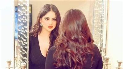 فيه عريس متقدم لي بص عليها بطرف عينه ورفع حاجبه باستنpكار :نعم؟؟؟ 