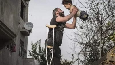 بدأ الأب يفقد أعصابه فقد مرت خمس دقائق على ندائه لإبنه أحمد وهو لم يظهر بعد