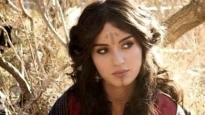 فتاه وحيده فى الصحراء