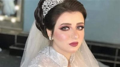اول يوم ليا مع جوزى لبست لبس عروسة خفيف وبحط ميكب رقيق كدة مناسب للبيت منا عروسة بقي