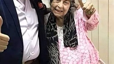 هذه الفنانه المسنه كانت فنانه شهيره 