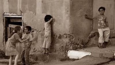 رايت امرأة أمام أحد المحلات 
