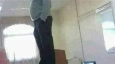 دكتور  كان يشرح محاضره في الچامعة و مع بداية الشرح قام احد الطلاب بالتصفير!  سکت الدكتور و قال : من صفَّر؟ 