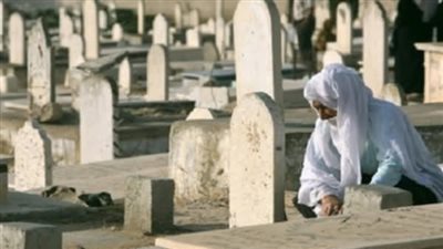 هل يشعر المـيت بمن يزوره وهل يسمع ما يقال له؟ وهل يعلم بأحوال أهله فى الدنيا ؟ 
