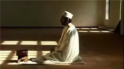 هل تأخير صلاة العشاء قبل الفجر بساعة حرام؟.. اعرف آخر وقت لأدائها بدون إثم