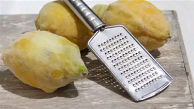 هذا هو السبب في أن تبدأ في تجــميد الليـــمون - ضع الليمون فى الفريزر حتي يتجمد قبل استخدامه .. لهذه الأسباب  