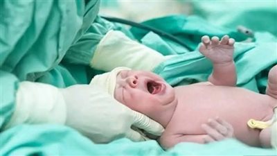 لماذا يبكي الجنين لحظة الولادة وماذا يفعل معه الشيــطان