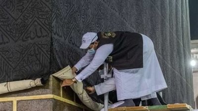 سبب لا يعرفه الكثيرون ..لماذا ترفع كـسوة الكعبة 3 أمتار قبل موسم الحج؟