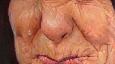 رجل ابكى والدته